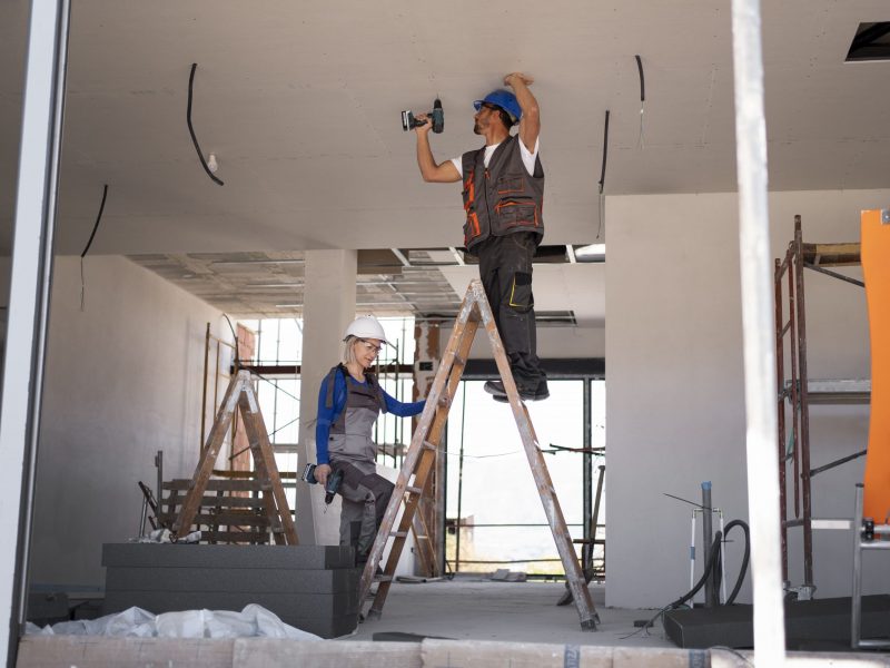 full-shot-man-woman-standing-ladder-min