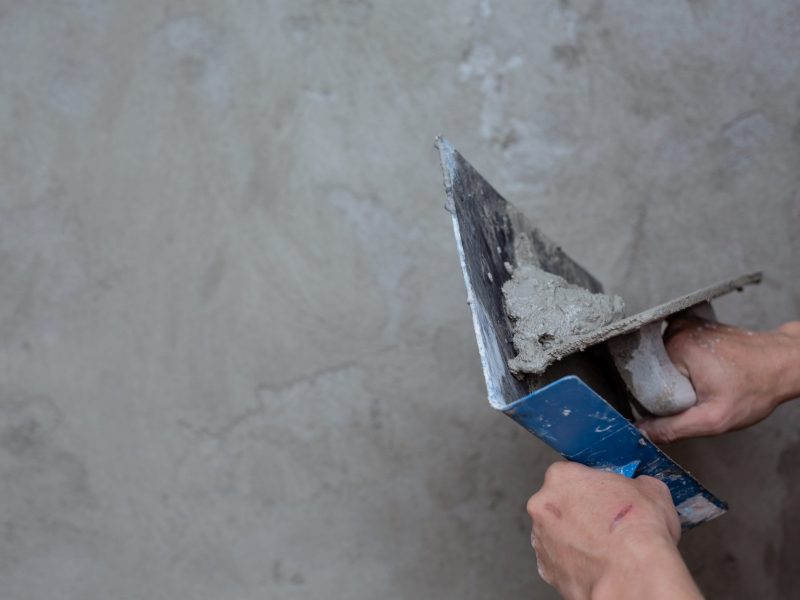 plasterer-renovating-indoor-walls-min